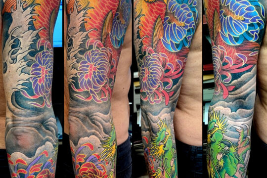 Tatouage japonais coloré de carpe koi et de dragon réalisé par un tatoueur à Aix-en-Provence