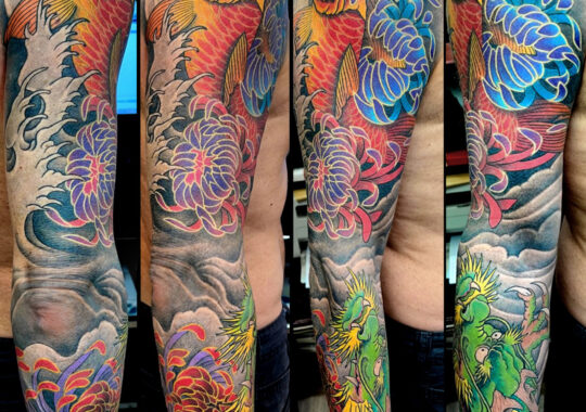 Tatouage japonais coloré de carpe koi et de dragon réalisé par un tatoueur à Aix-en-Provence