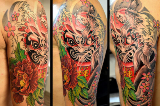 Tatouage japonais de daruma et carpe koi réalisé par un tatoueur à Aix-en-Provence