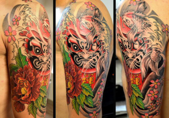 Tatouage japonais de daruma et carpe koi réalisé par un tatoueur à Aix-en-Provence