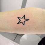 Petit tatouage d'étoile réalisé à Aix-en-Provence