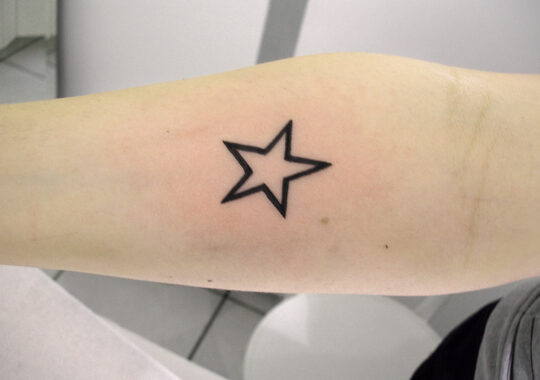 Petit tatouage d'étoile réalisé à Aix-en-Provence