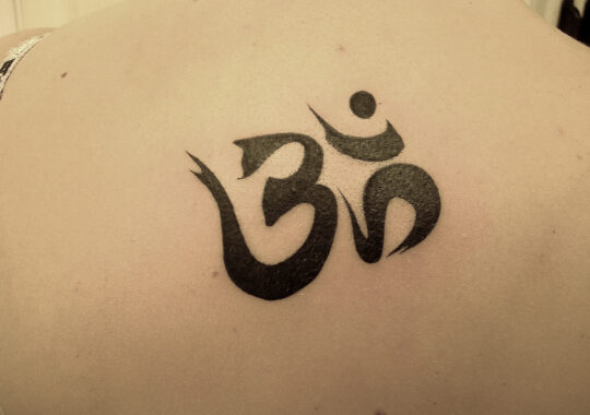 Petit tatouage OM réalisé à Aix-en-Provence