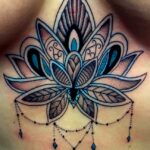 Tatouage mandala bleu femme