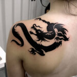 Petit tatouage de dragon en noir réalisé à Aix-en-Provence