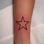 Petit tatouage d'étoile réalisé à Aix-en-Provence