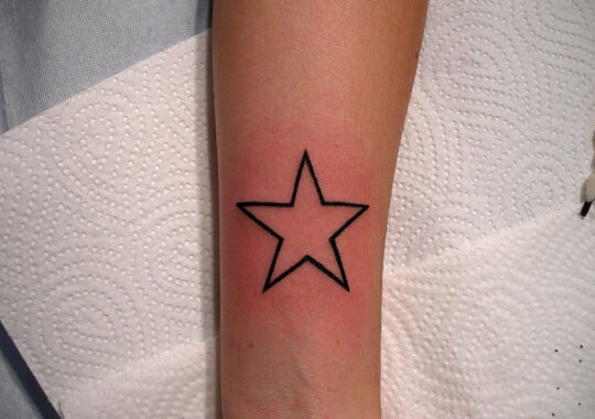 Petit tatouage d'étoile réalisé à Aix-en-Provence