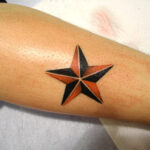 Petit tatouage d'étoile bi-colore