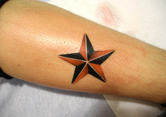 Petit tatouage d'étoile bi-colore