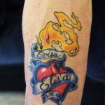 Tatouage coloré de coeur retro