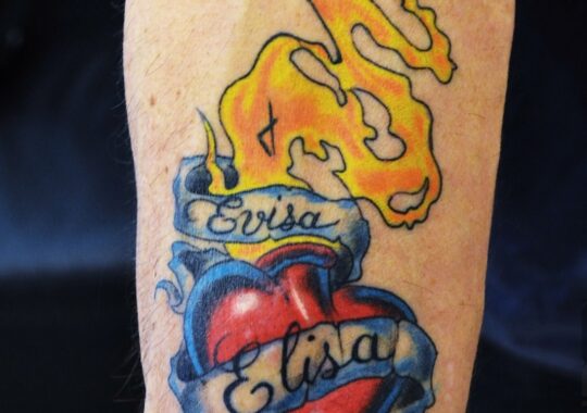 Tatouage coloré de coeur retro