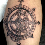 Petit tatouage de bousole réaliste réalisé à Aix-en-Provence