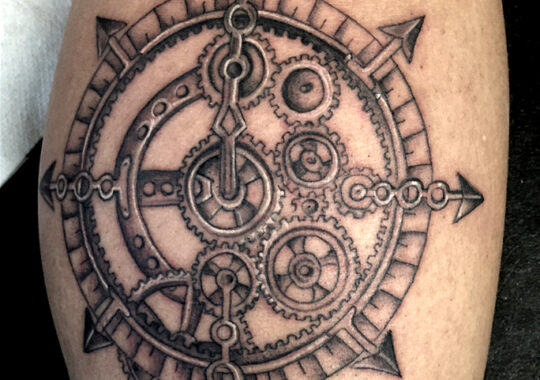Petit tatouage de bousole réaliste réalisé à Aix-en-Provence