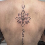 Petit tatouage fin de fleur