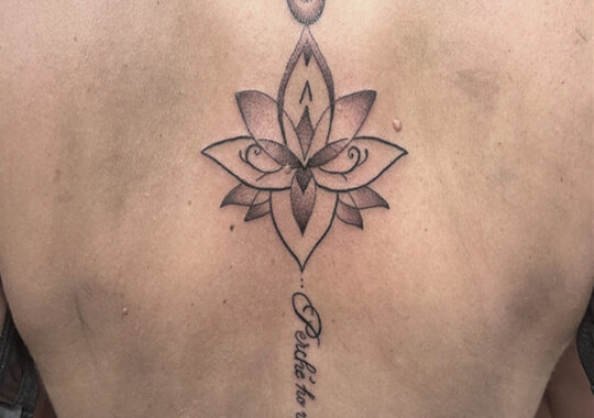 Petit tatouage fin de fleur
