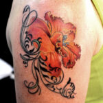 Tatouage de fleurs sur épaule