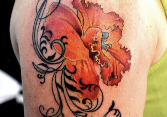 Tatouage de fleurs sur épaule