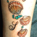 Petit tatouage de coquillage réalisé à Aix-en-Provence
