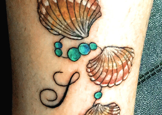 Petit tatouage de coquillage réalisé à Aix-en-Provence