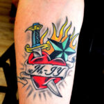 Tatouage de cœur retro