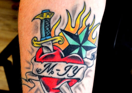 Tatouage de cœur retro