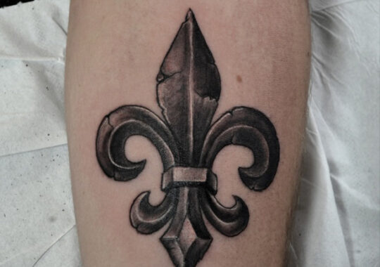 Tatouage réaliste de fleurs de lys