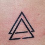 Petit tatouage de triangle réalisé à Aix-en-Provence