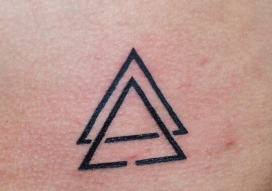 Petit tatouage de triangle réalisé à Aix-en-Provence