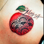 Petit tatouage de pomme en mandala réalisé à Aix-en-Provence