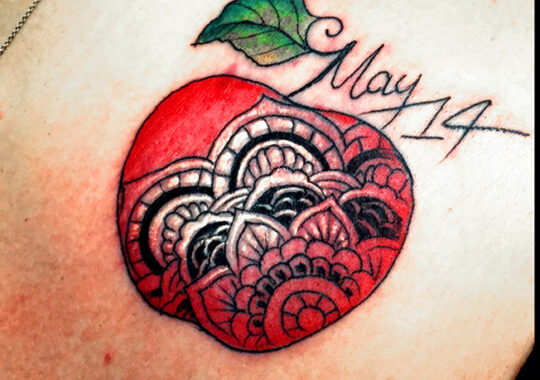 Petit tatouage de pomme en mandala réalisé à Aix-en-Provence