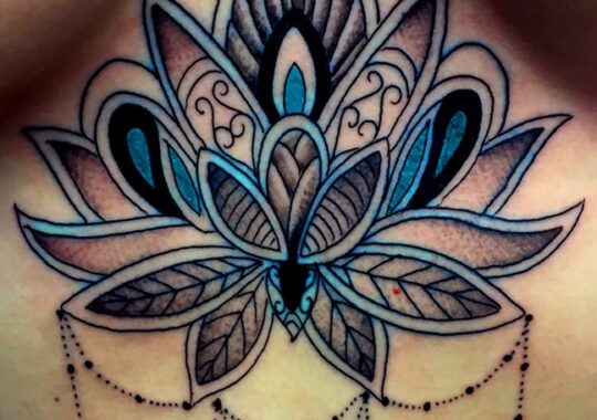 Tatouage mandala bleu femme
