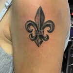 Petit tatouage fleur de lys réaliste réalisé à Aix-en-Provence