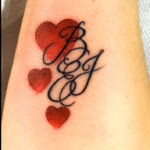 Tatouage cœur et initales