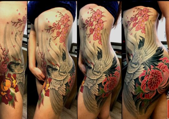 Tatouage japonais d'oiseau et de fleurs de cerisier réalisé par un tatoueur à Aix-en-Provence