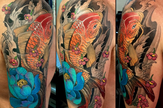 Tatouage japonais de carpe koi réalisé par un tatoueur à Aix-en-Provence