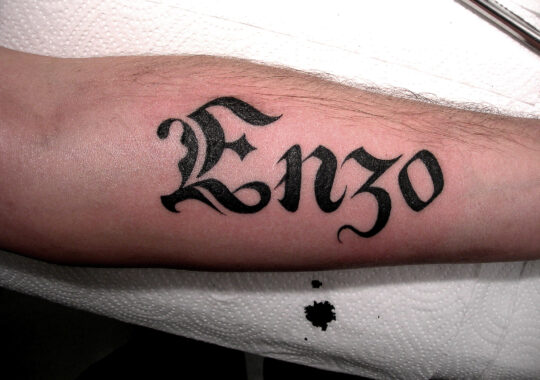Tatouage lettrage prénom "Enzo" de style gothique (Old English)