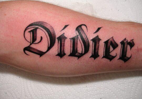 Tatouage du prénom "Didier" de style gothique (Old English)