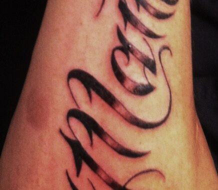 Tatouage lettrage avant-bras style Chicano script