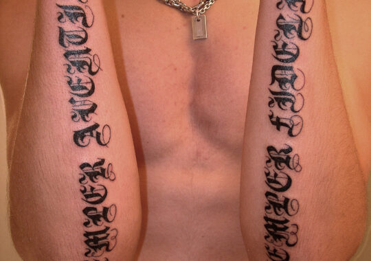 Tatouage lettrage avant-bras.