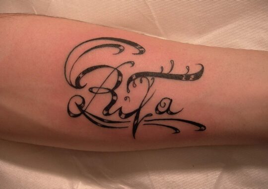 Tatouage lettrage prénom "Rita"