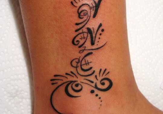 Tatouage lettrage sur le cheville