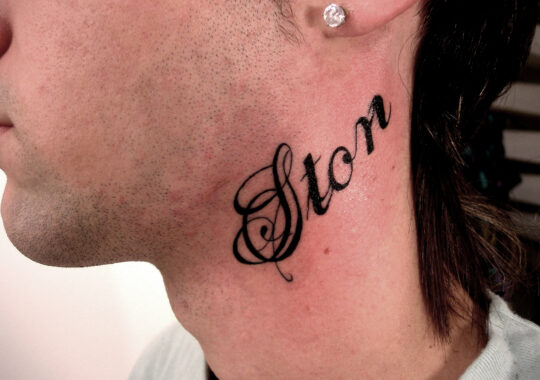 Tatouage lettrage dans le cou