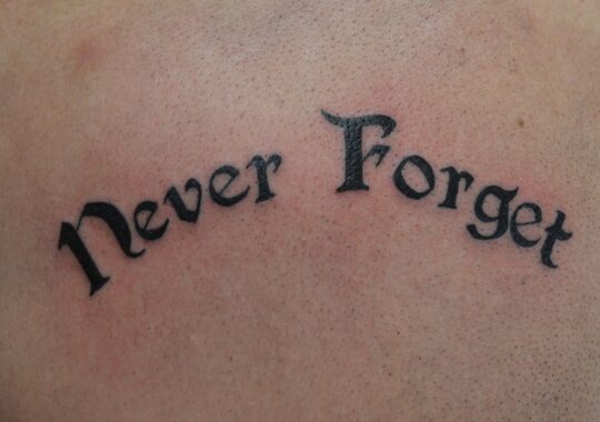 Tatouage lettrage phrase "Never Forget"