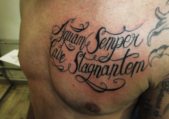 Tatouage lettrage réalisé par un tatoueur à Aix-en-Provence