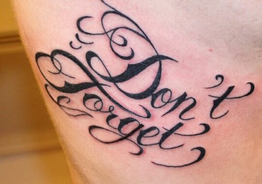 Tatouage lettrage phrase "Don't Forget"