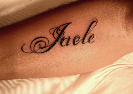 Tatouage lettrage prénom "Iaele" style manuscrit