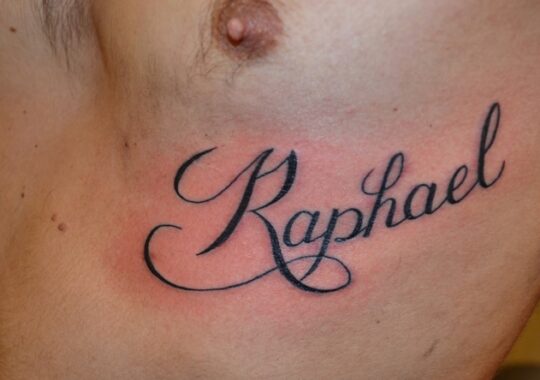 Tatouage lettrage prénom "Raphaël" de style manuscrit.