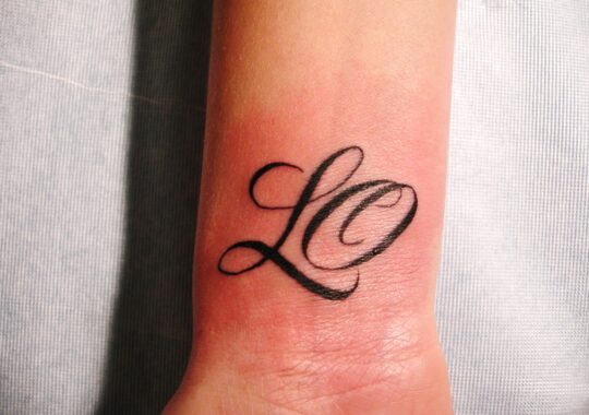 Tatouage lettrage initiales "L.O"