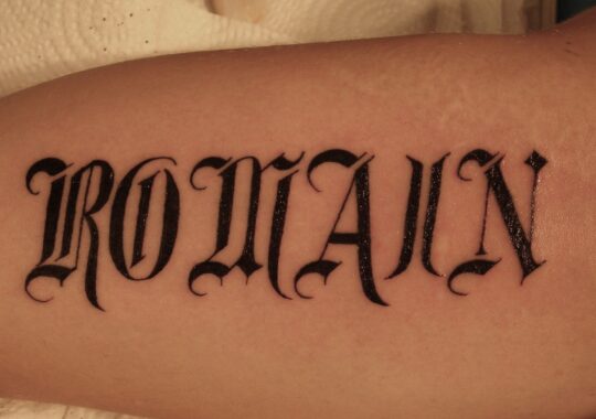 Tatouage lettrage prénom "Romain"