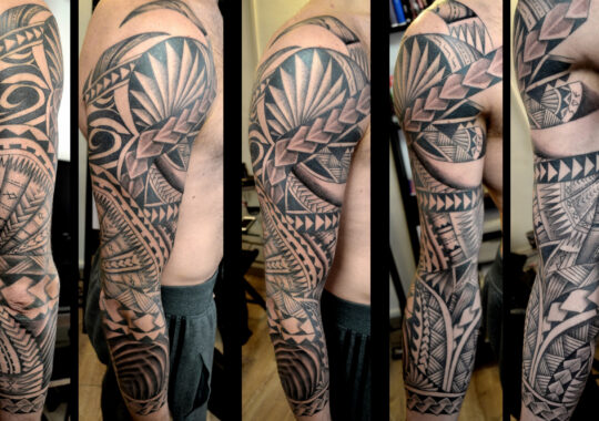 Tatouage maori sur le bras réalisé par un tatoueur à Aix-en-Provence